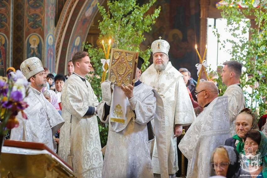 В Троїцьку поминальну суботу у Вінницькому соборі ПЦУ молилися за загиблих захисників України