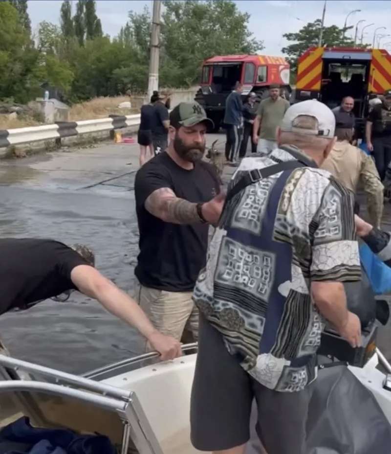 В епіцентрі катастрофи: Салем довів до сліз українців, показавши, як рятує людей у затопленому Херсоні