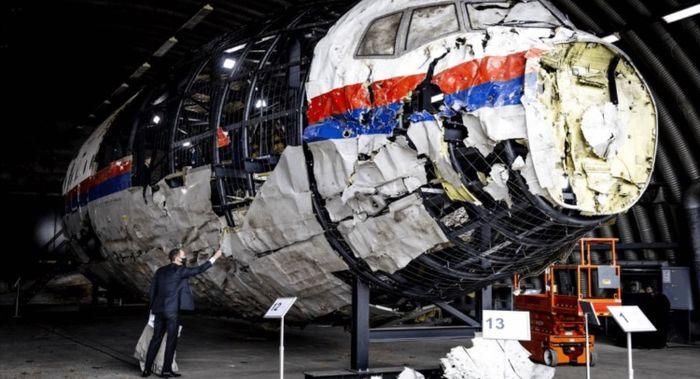 Родичі жертв MH17 влаштували протест біля посольства РФ у Гаазі