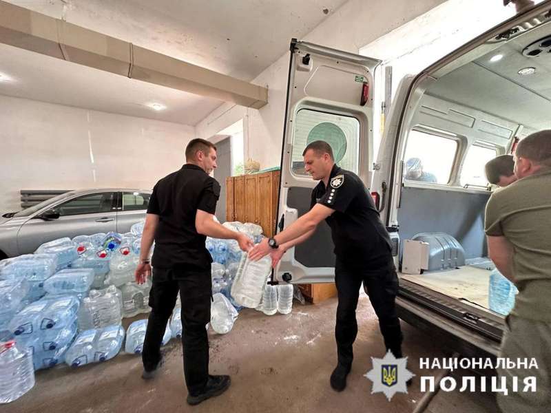 Вінницькі поліцейські допомагають постраждалим від теракту на Каховській ГЕС
