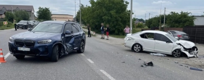 Автотрощі у Вінниці: 17-річний водій без прав протаранив BMW. Є потерпілі