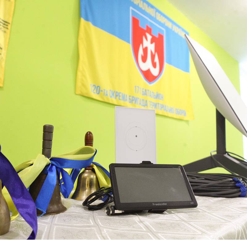 «Відсвяткуємо після війни»: у Вінниці ліцеїсти одного з закладів освіти купили для військових Starlink