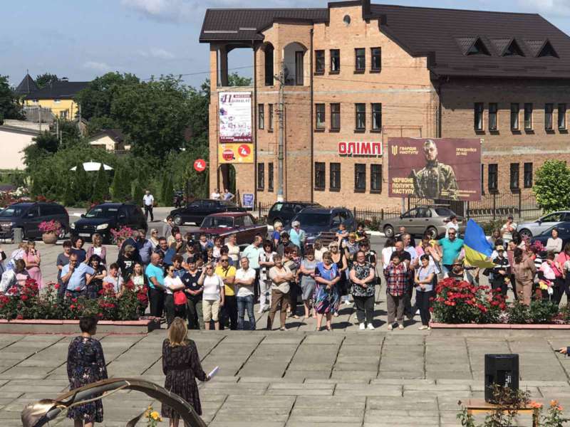 Проти перевороту в Оратові жителі зібрались на Віче та перекривали дорогу