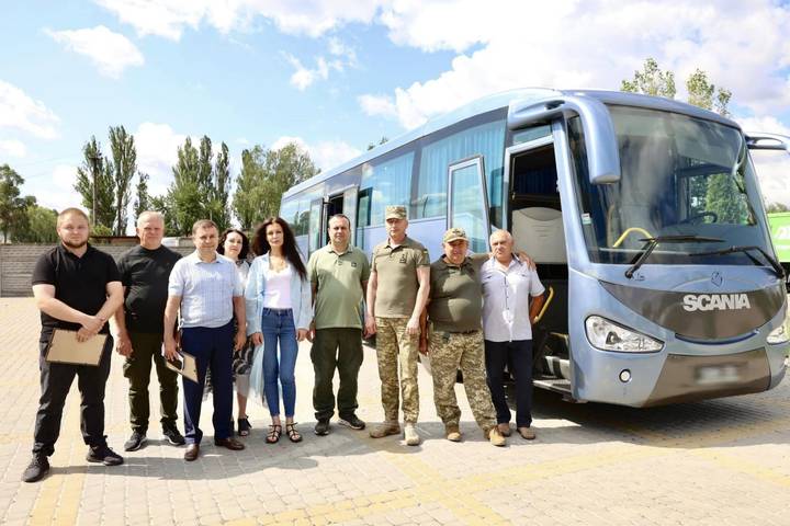 Вінниччинa передaлa aвтобус укрaїнським зaхисникaм