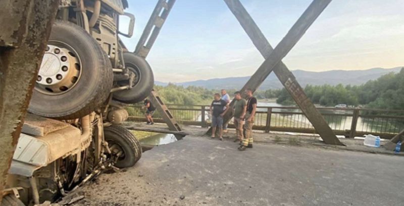 На Закарпатті обвалився міст через річку: авто впали у воду, є поранені