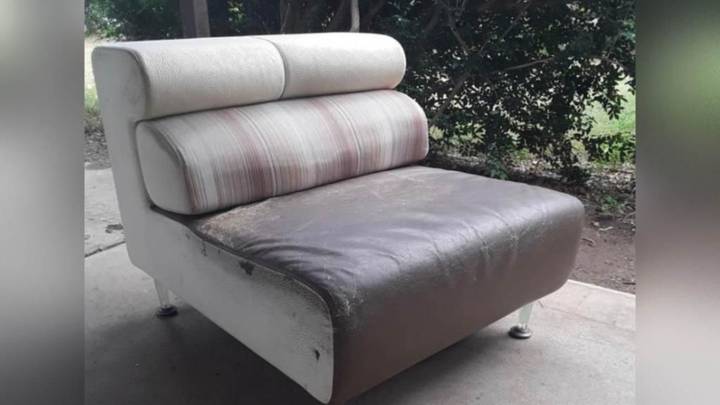 Подарував старий диван, забувши, що заховав у ньому 30 000 доларів