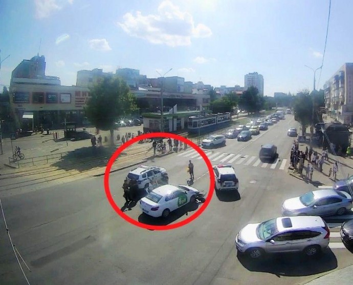 У Вінниці чергове ДТП за участі поліції: постраждале таксі їхало на зелений колір