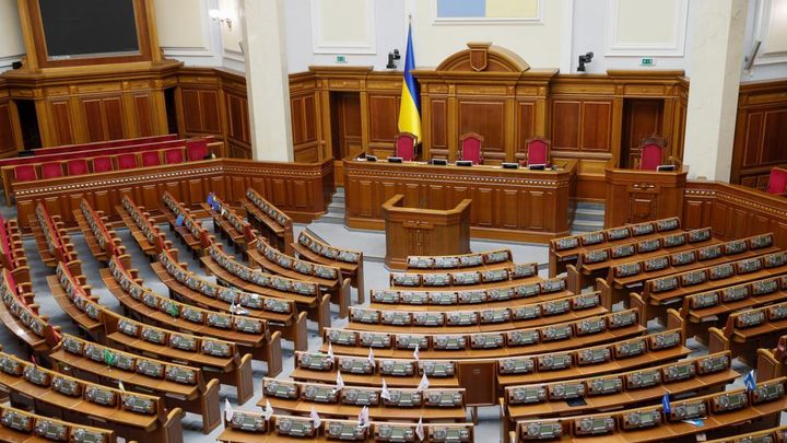 Виплати чиновникам в Україні обмежать до 15 мінімалок