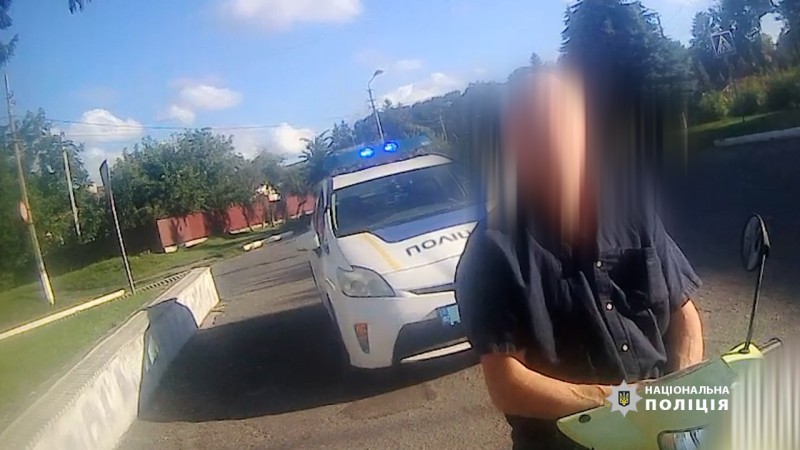 В Оратові п’яний водій скутера пропонував патрульним 200 доларів (відео)