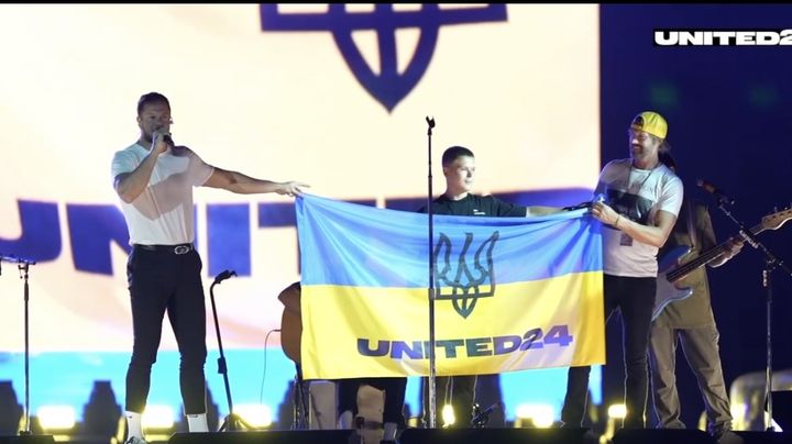 Imagine Dragons запросили на сцену концерту у Варшаві 14-річного Сашка зі зруйнованої росіянами Новогригорівки на Миколаївщині (відео)