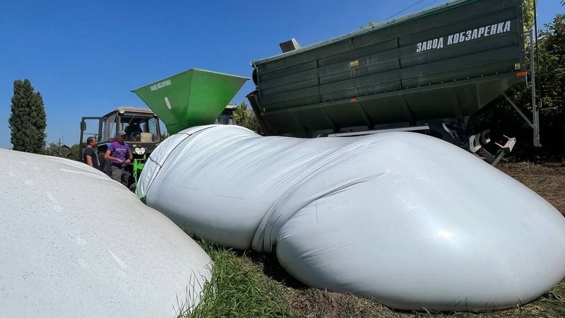 П’ять сільгосппідприємств на Вінниччині безкоштовно отримали мобільні зерносховища від USAID за програмою АГРО