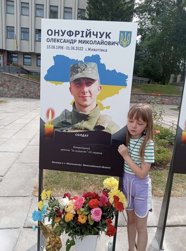 Скандал в Оратові: матері загиблого героя депутатка ради заявила, що пам’ятник героям незаконний