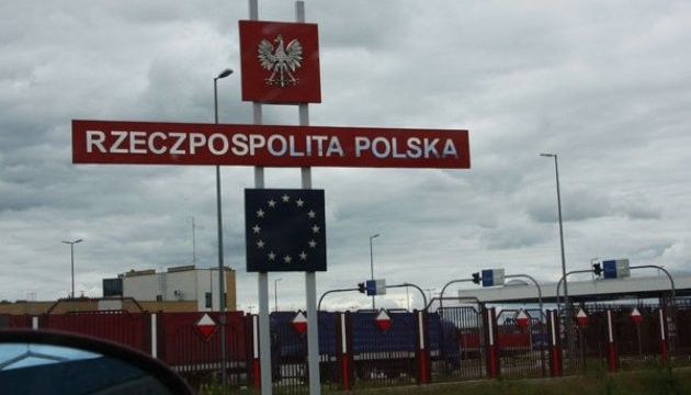 У Польщі заявили про припинення допомоги українським біженцям