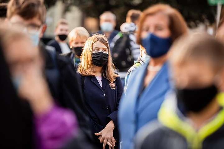 В Україні нова хвиля COVID-19: ВОЗ закликає знову носити маски