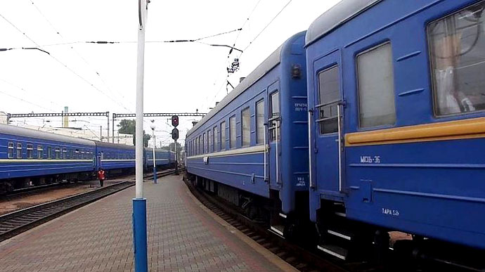 Майже 20 поїздів затримуються через негоду, повідомили в «Укрзалізниці»