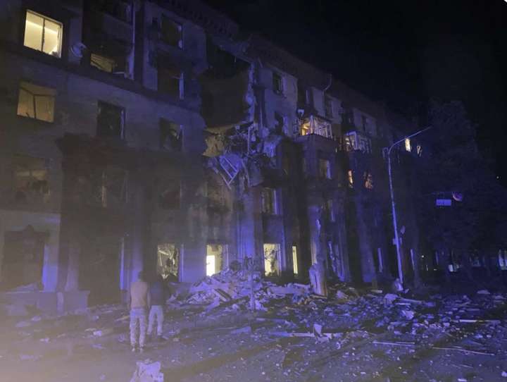 Вночі 18 жовтня росіяни завдали 6 ракетних ударів по Запоріжжю, поцілили в багатоповерховий будинок, є загиблі та поранені