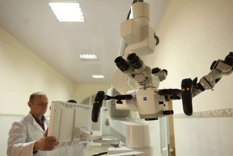 Лікарня Ющенка отримала новий потужний мікроскоп за 7,5 мільйона гривень