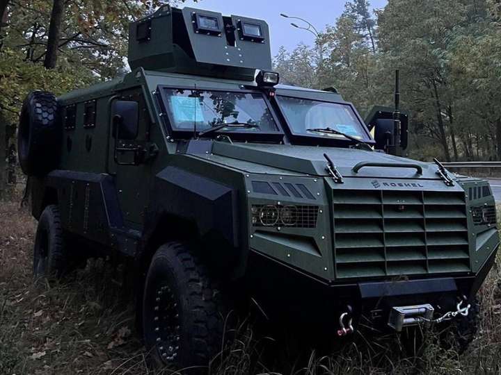 Україна отримала новітню бронетехніку канадського виробництва Senator MRAP