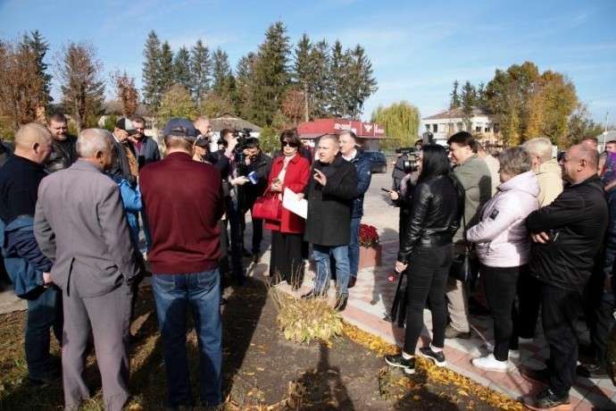 Депутатів облради не допустили до водовідстійника МХП, на який поскаржились місцеві жителі