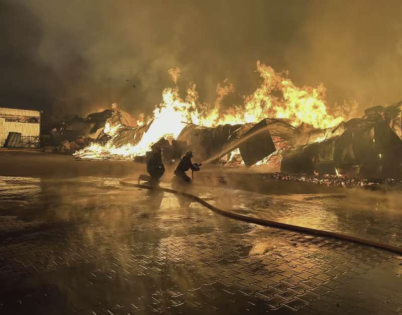 Масштабна пожежа на складах ламінату у Вінниці (відео)