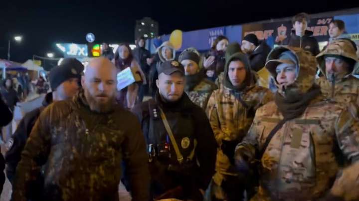 Вчора в мережі з’явилося відео конфлікту в Оболонському районі Києва з людьми у формі, які нібито збирали гроші на потреби ЗСУ