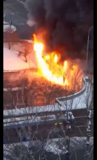 У Москві горить-палає на вулиці Мосфільмівській (відео)