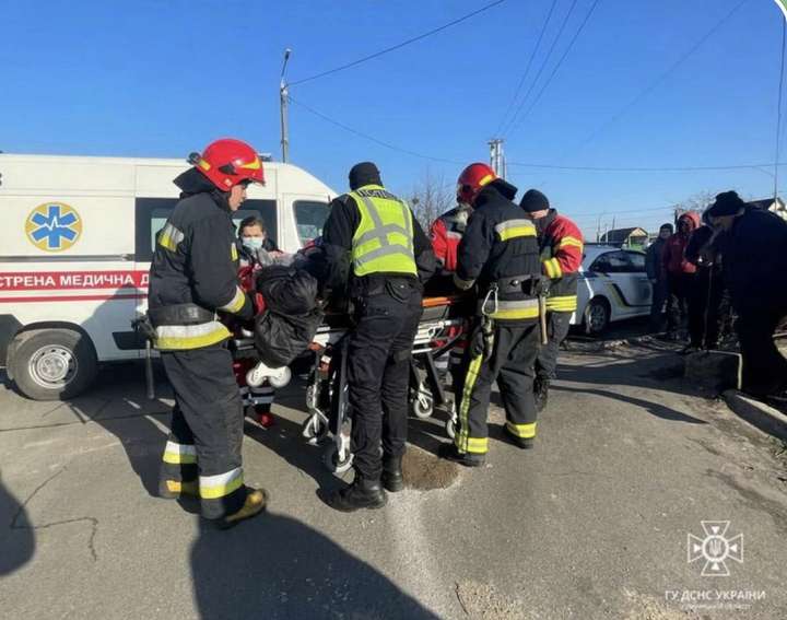 У Вінниці автівка впала з мосту на вулиці Бучми
