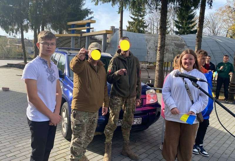 Школярі з Хмільника придбали 2 авто для військовослужбовців на фронті