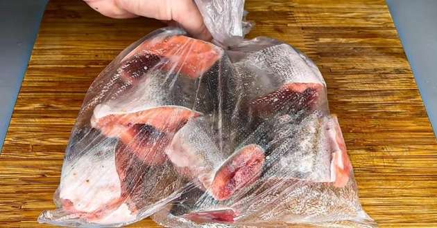 Які продукти не можна зберігати в поліетиленовому пакеті