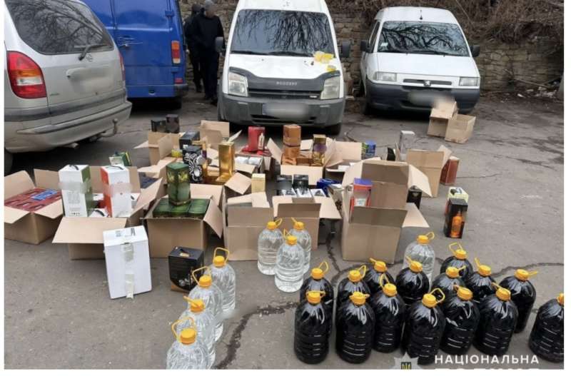 На території поштового відділення у Могилеві виявили дев’ять машин контрабандного алкоголю