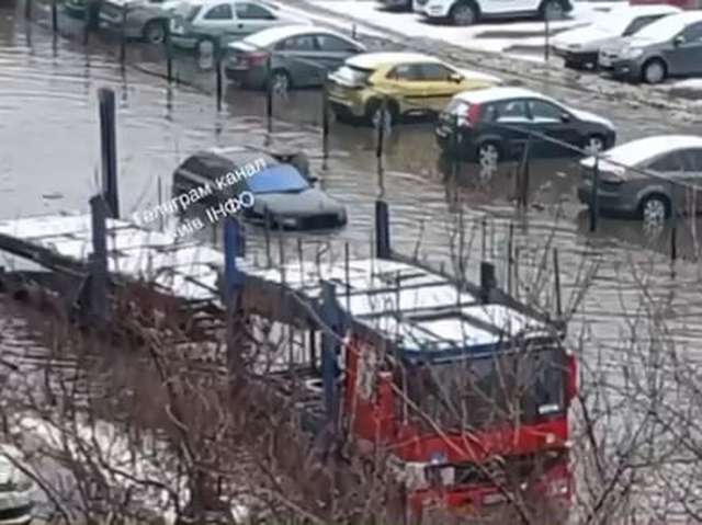 У такий заплив пішли деякі київські водії на місці прориву труби (відео)