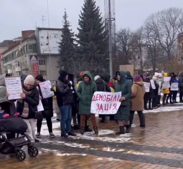 – Прийшов час інших, – скандували мітингувальники, вимагаючи демобілізації воїнів, які майже два роки на фронті