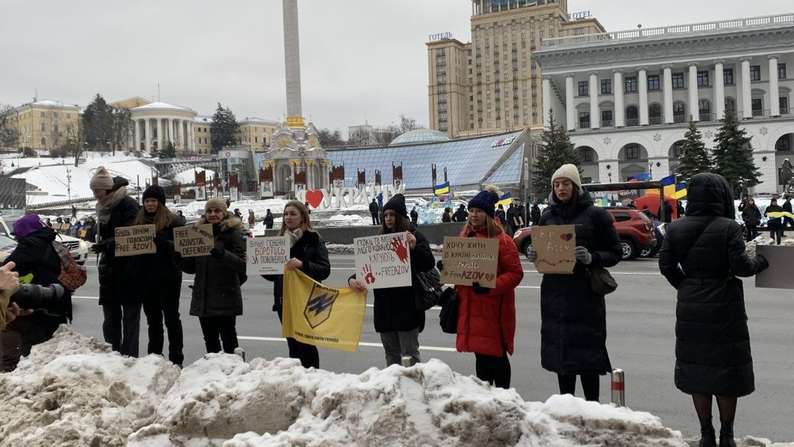 У Києві на Майдані зібралися родичі полонених захисників