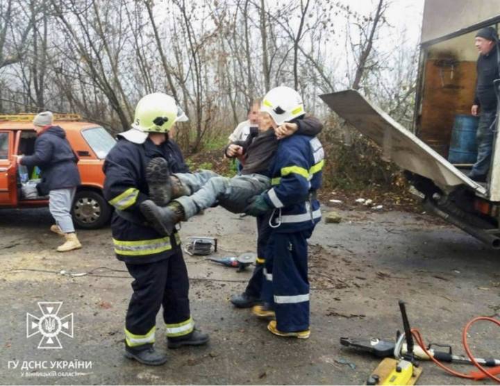 Врятували чоловіка. Його затисло бортом вантажівки на Вінниччині