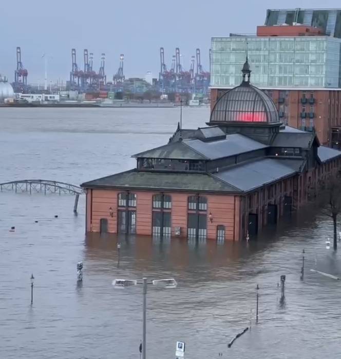 У Гамбурзі вода піднялася на 3,3 метра, у Нідерландах підтоплено узбережжя (відео)