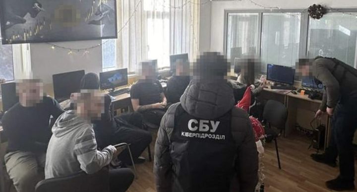 100 шахрайських call-центрів викрили за добу в Україні. Один працював з колонії на Вінниччині