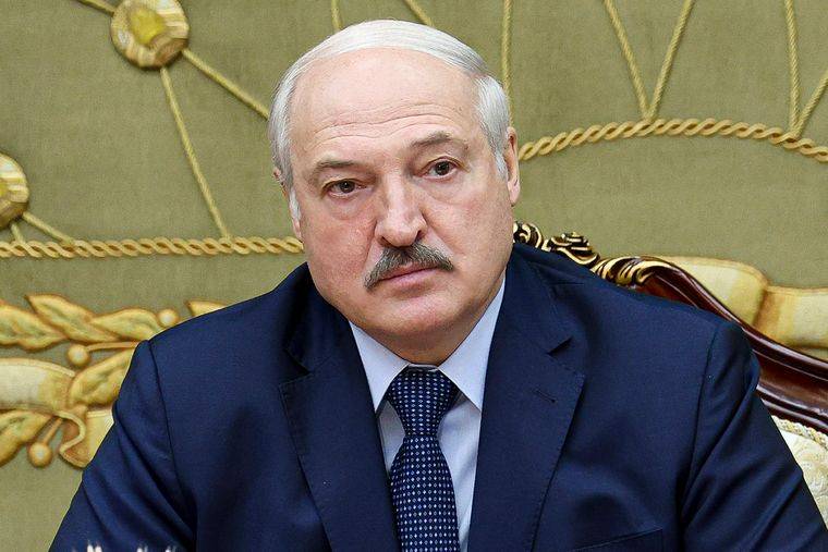 Лукашенко зовсім поганий – ходить боком і хрипить