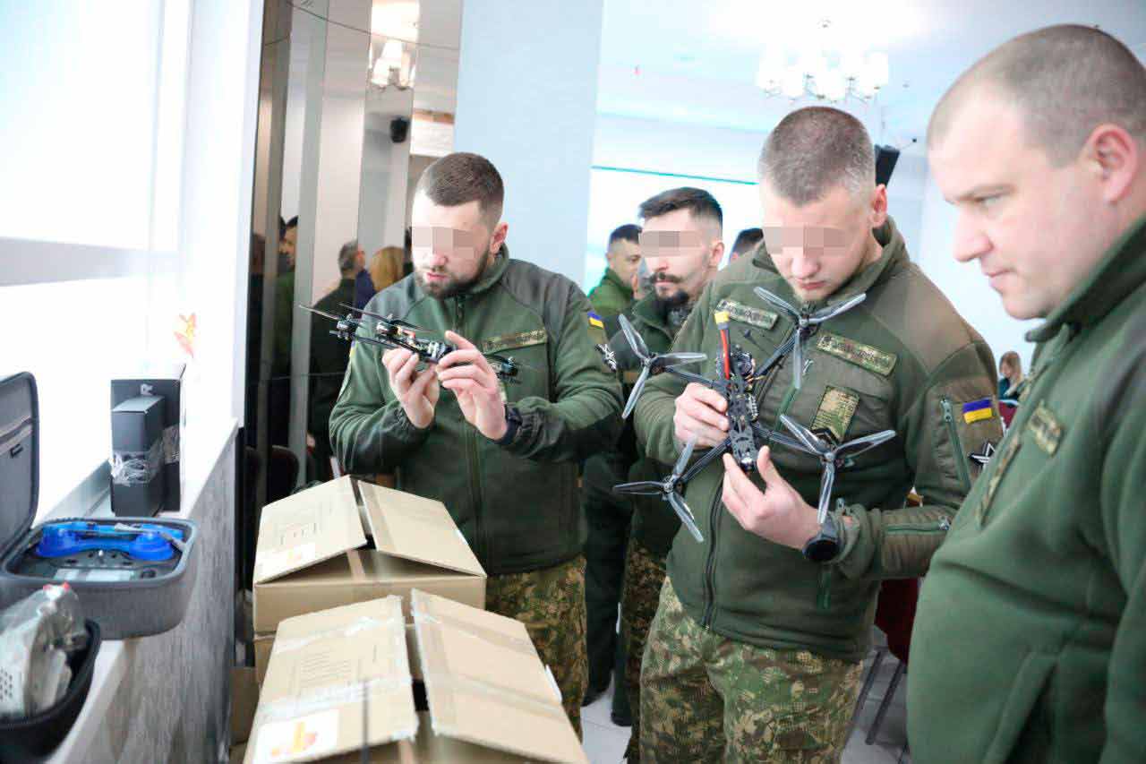 100 бойових дронів передали військовим у ГО «Ми — Вінничани»