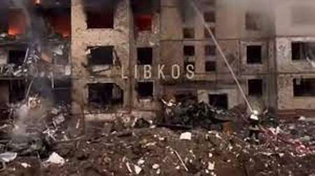 Наслідки атаки на Київ: кадри зруйнованого будинку та вирви посеред подвірʼя