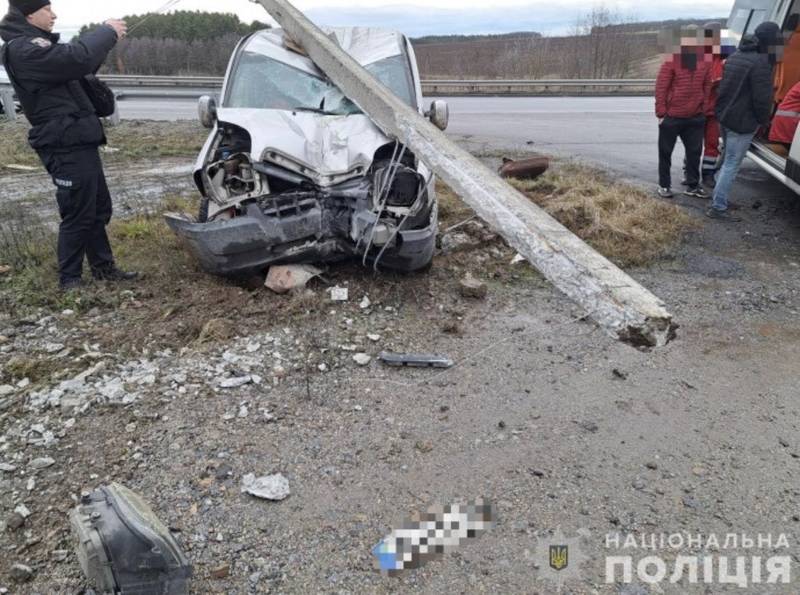 Викрав авто разом з дітьми: п’яний водій влетів у електроопору