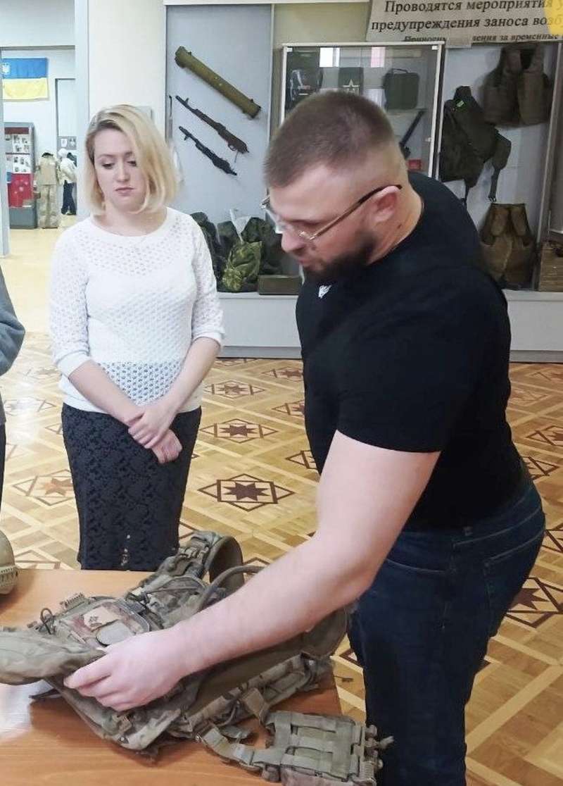 Десантник передав каску та бронежилет, які врятували йому життя, до музею у Вінниці