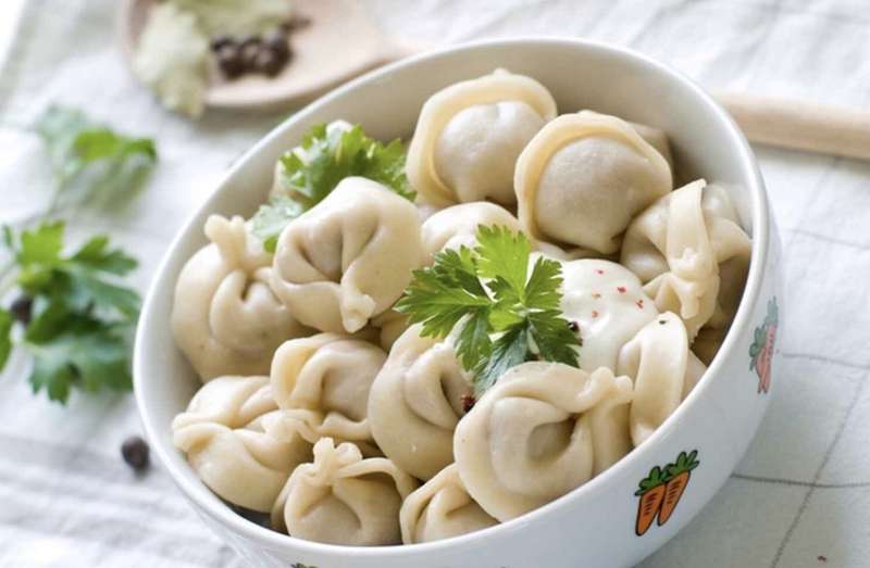 Чому не можна кидати пельмені в окріп?