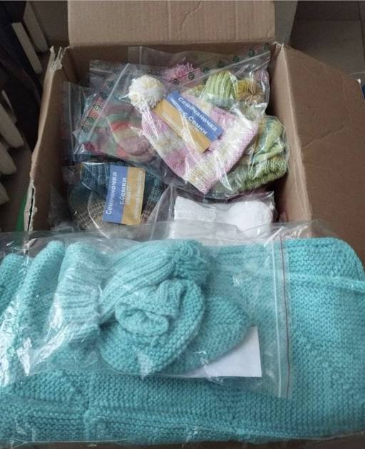 Німкеня зв’язала набори для немовлят і передала хмільничанам