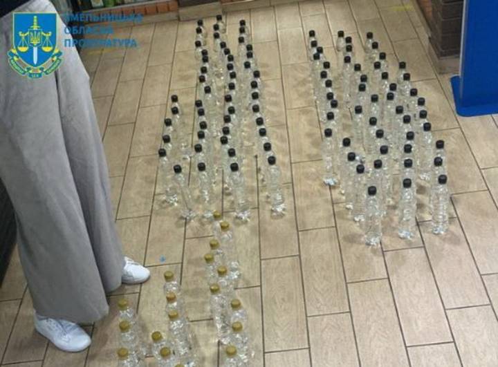 У мешканки Хмельниччини вилучили 500 літрів підробленого алкоголю