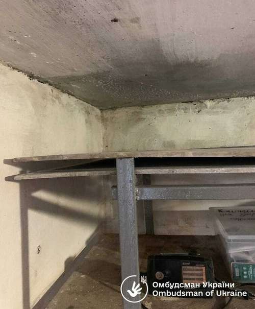 Поцвілі стіни і підвал замість укриття в “Щасливому дитинстві”