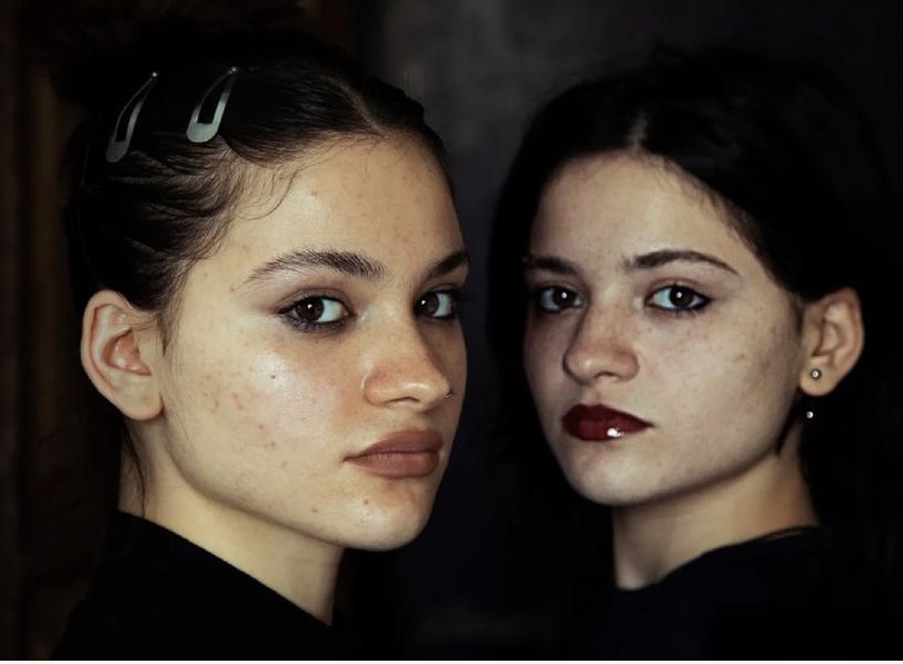 Близнючки, яких продали при народженні, знайшли одна одну і матір через соцмережі