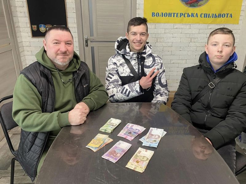 Школярі з Антонівки колядували для ЗСУ