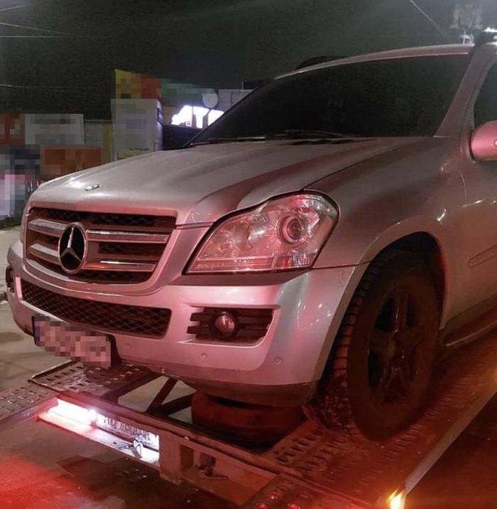 Уночі на вулиці Кармелюка патрульні зупинили кросовер Mercedes Benz, який був у розшуку виконавчою службою