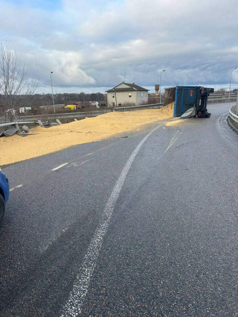 У Вінниці на обʼїзній дорозі перекинувся зерновоз 