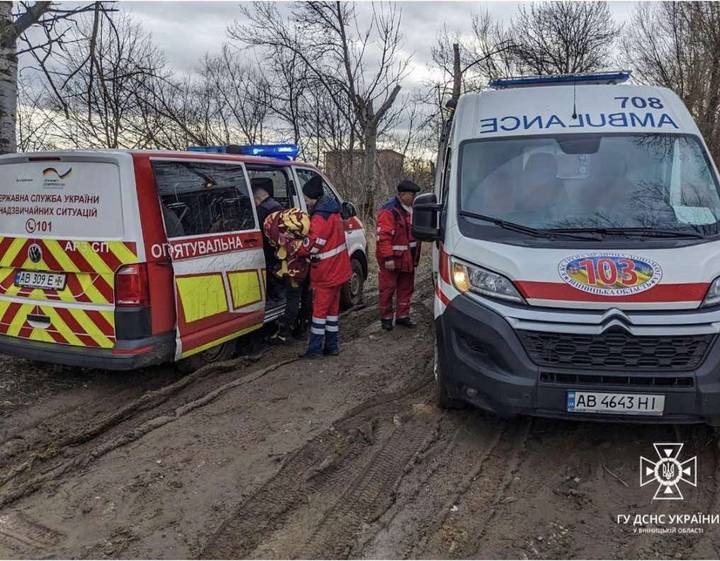 Приятель не дав втопитися чоловікові, який провалився під лід у Вінницькому районі